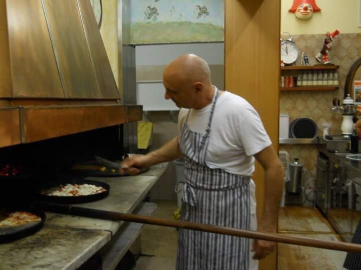 Preparazione della pizza nella cucina di Pizzeria da Rizieri a Viareggio